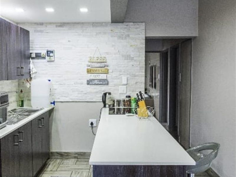 8-Bedroom, 4-Bath Home - No Loadshedding, Excellent Investment Opportunity - Photo 8