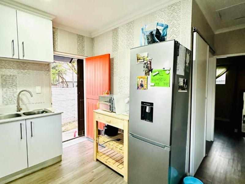 8-Bedroom, 4-Bath Home - No Loadshedding, Excellent Investment Opportunity - Photo 5