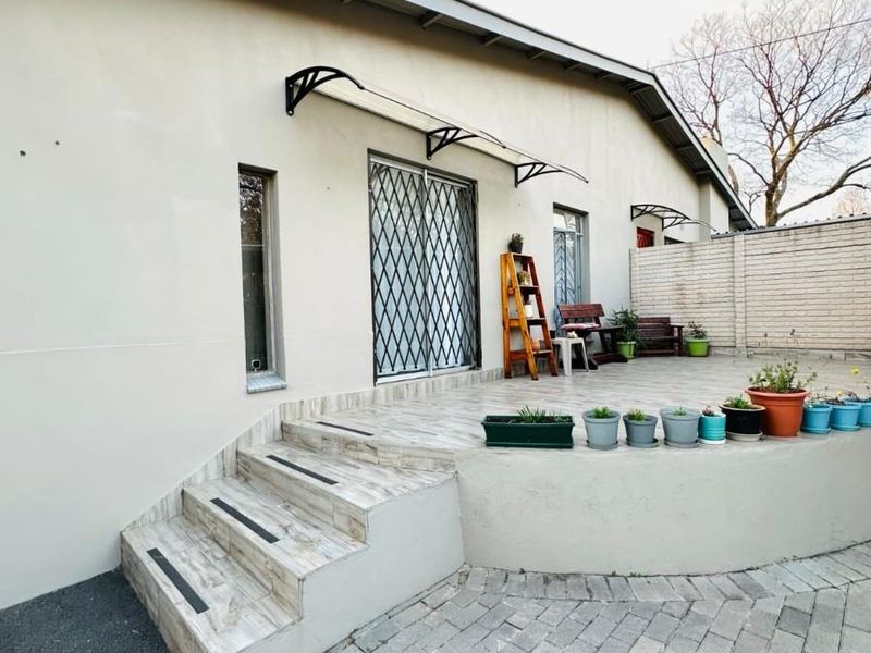 8-Bedroom, 4-Bath Home - No Loadshedding, Excellent Investment Opportunity - Photo 1
