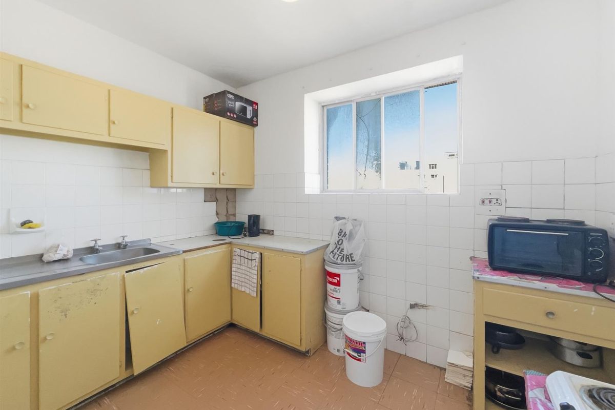 Spacious 2-bedroom Apartment For Sale in Durban Central - Photo 5