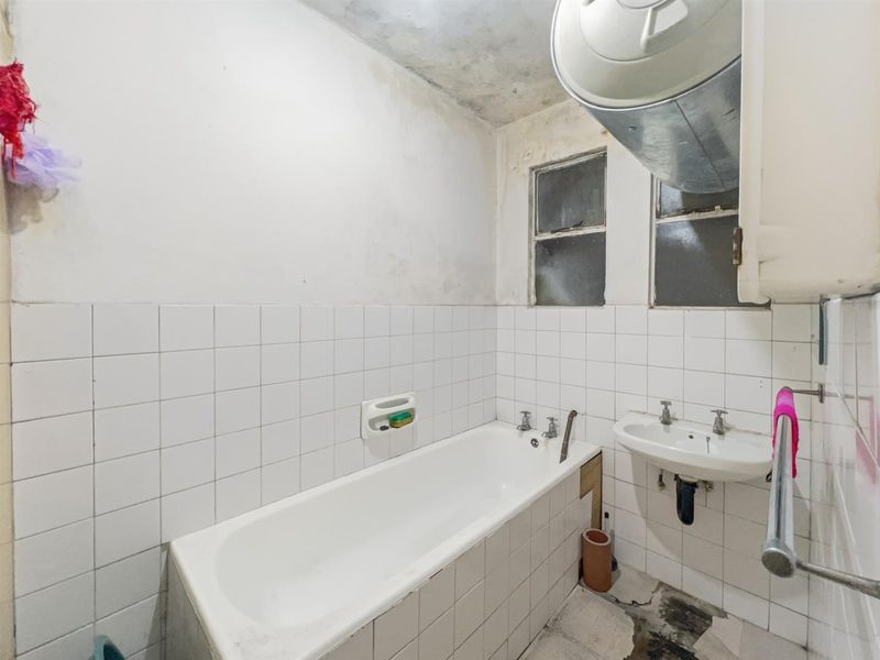 Spacious 2-bedroom Apartment For Sale in Durban Central - Photo 9