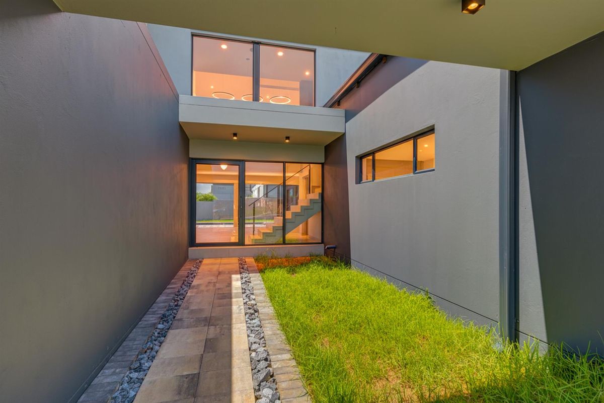 Brand New Five Bedroom Family Home in Helderfontein Estate - Photo 4
