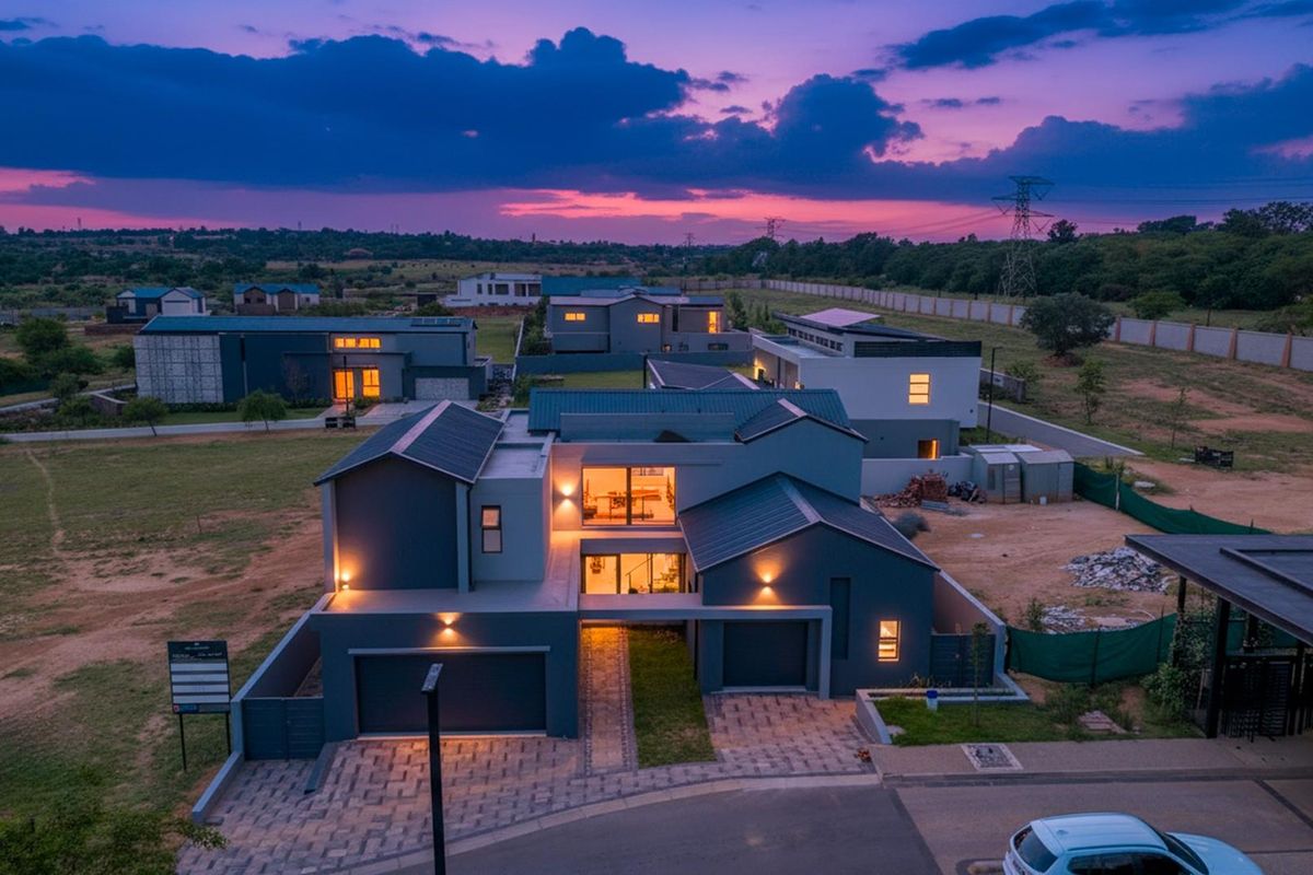 Brand New Five Bedroom Family Home in Helderfontein Estate - Photo 2