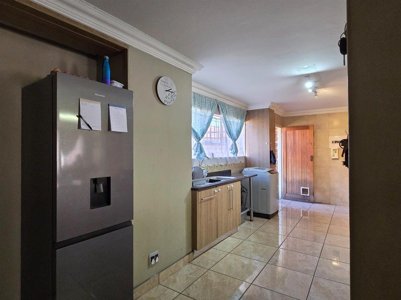 Charming 3-Bedroom Duplex Townhouse in the Heart of Middelburg Central! - Photo 10