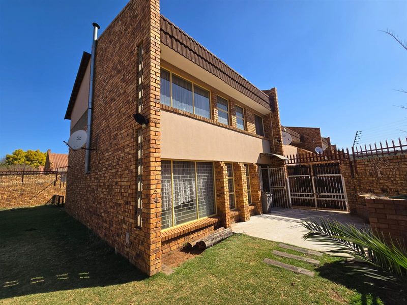 Charming 3-Bedroom Duplex Townhouse in the Heart of Middelburg Central! - Photo 2