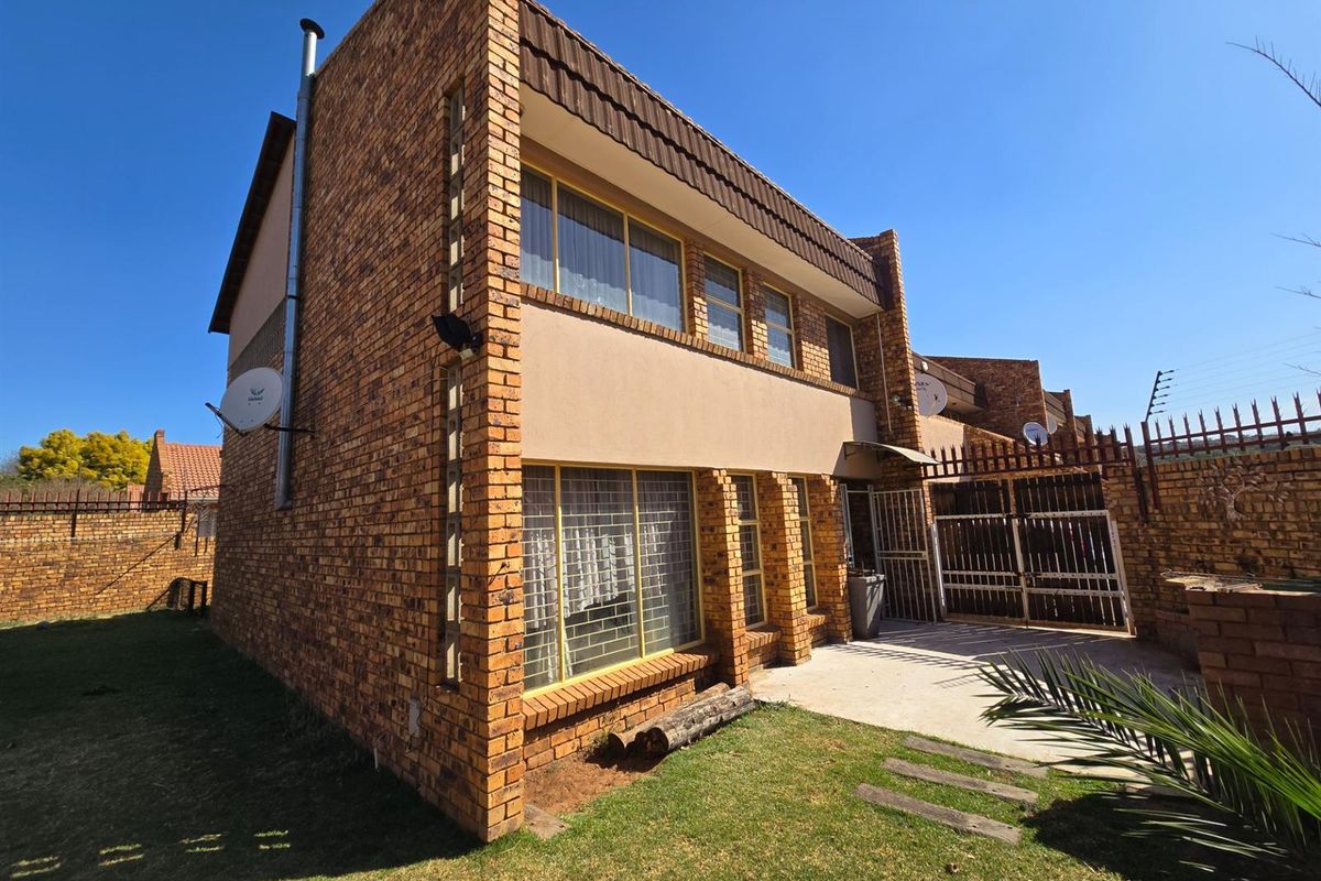 Charming 3-Bedroom Duplex Townhouse in the Heart of Middelburg Central! - Photo 2