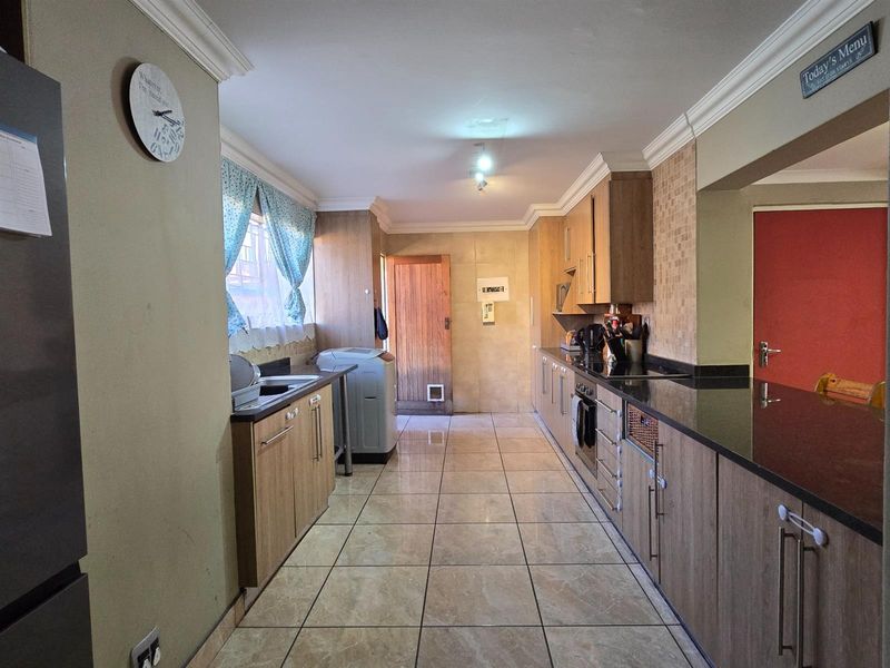 Charming 3-Bedroom Duplex Townhouse in the Heart of Middelburg Central! - Photo 9
