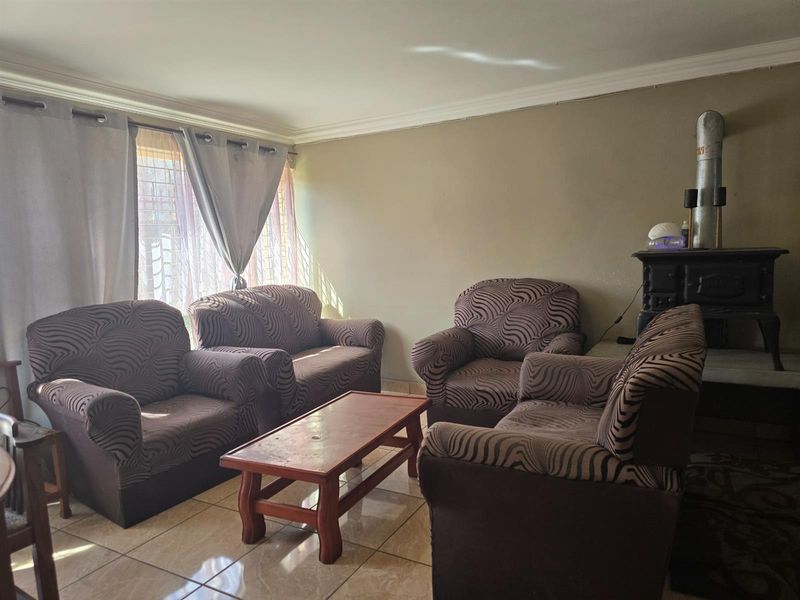 Charming 3-Bedroom Duplex Townhouse in the Heart of Middelburg Central! - Photo 7