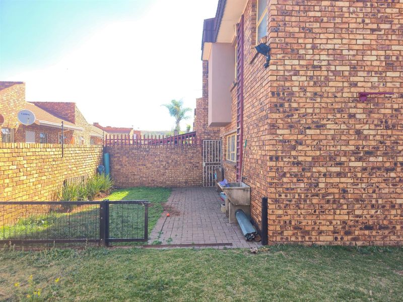 Charming 3-Bedroom Duplex Townhouse in the Heart of Middelburg Central! - Photo 6