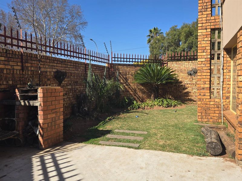 Charming 3-Bedroom Duplex Townhouse in the Heart of Middelburg Central! - Photo 4