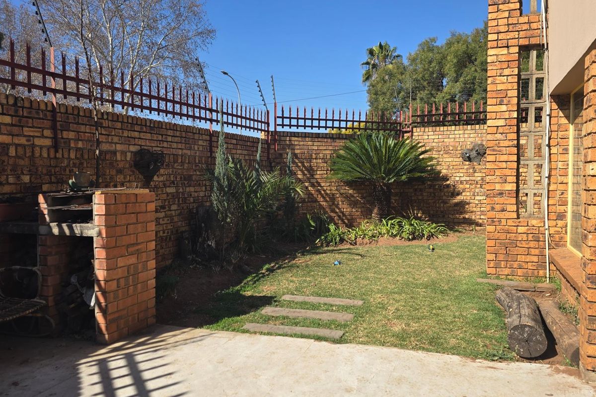 Charming 3-Bedroom Duplex Townhouse in the Heart of Middelburg Central! - Photo 4