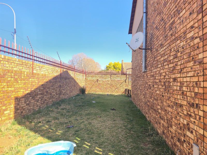 Charming 3-Bedroom Duplex Townhouse in the Heart of Middelburg Central! - Photo 5