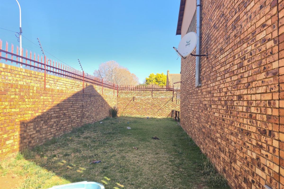 Charming 3-Bedroom Duplex Townhouse in the Heart of Middelburg Central! - Photo 5