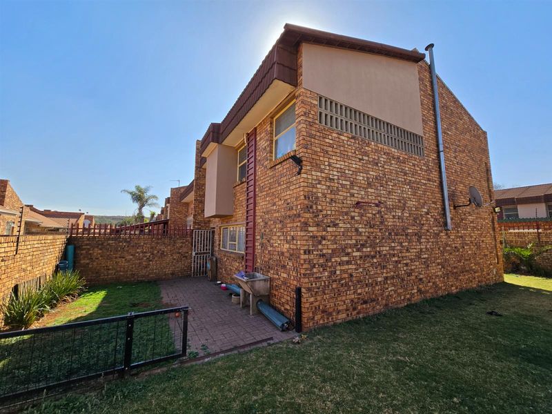 Charming 3-Bedroom Duplex Townhouse in the Heart of Middelburg Central! - Photo 3