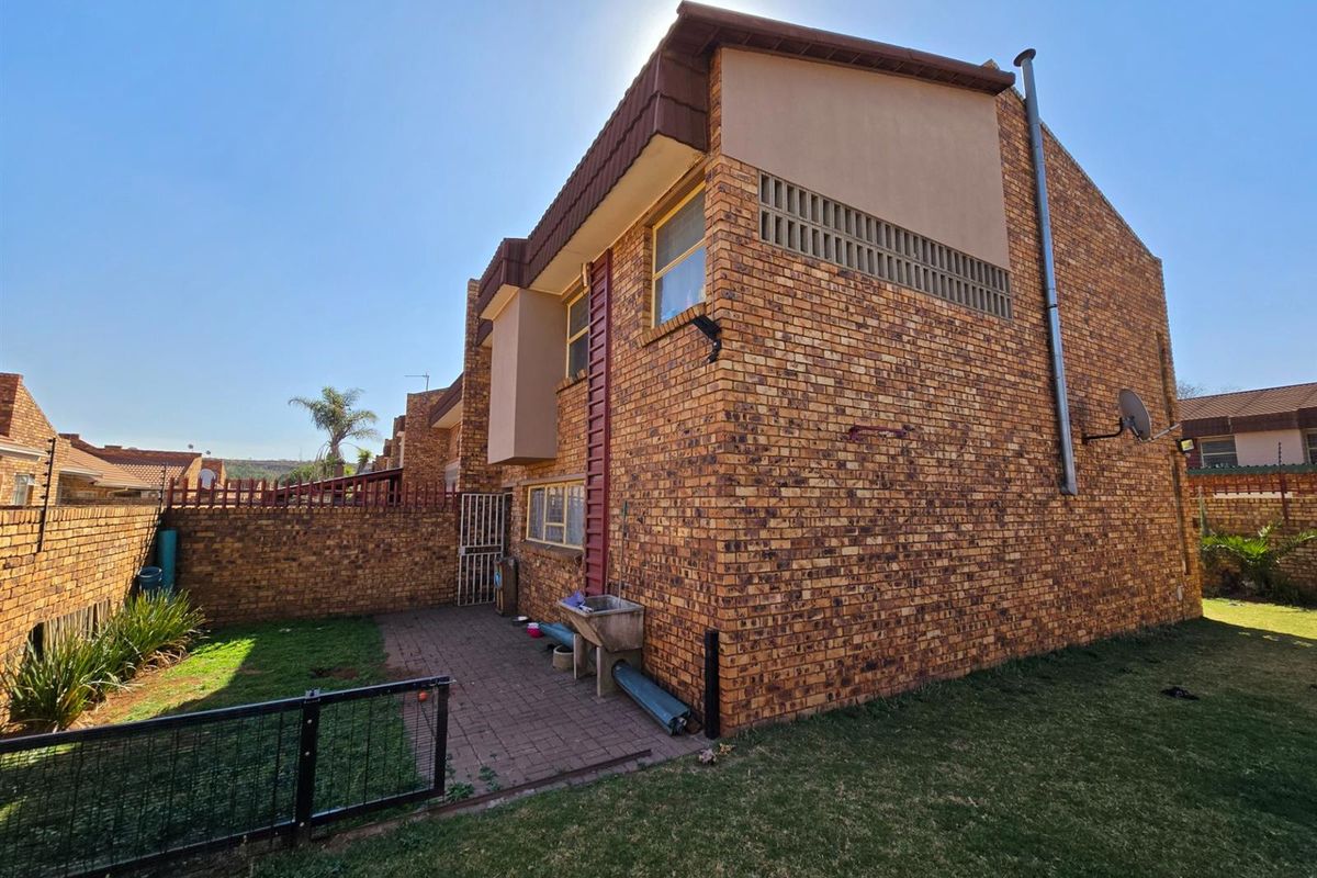 Charming 3-Bedroom Duplex Townhouse in the Heart of Middelburg Central! - Photo 3