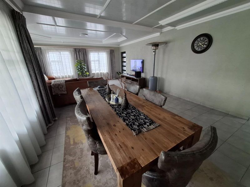 Where Modern Living Meets Family Comfort - A Home to Fall in Love With! - Photo 4