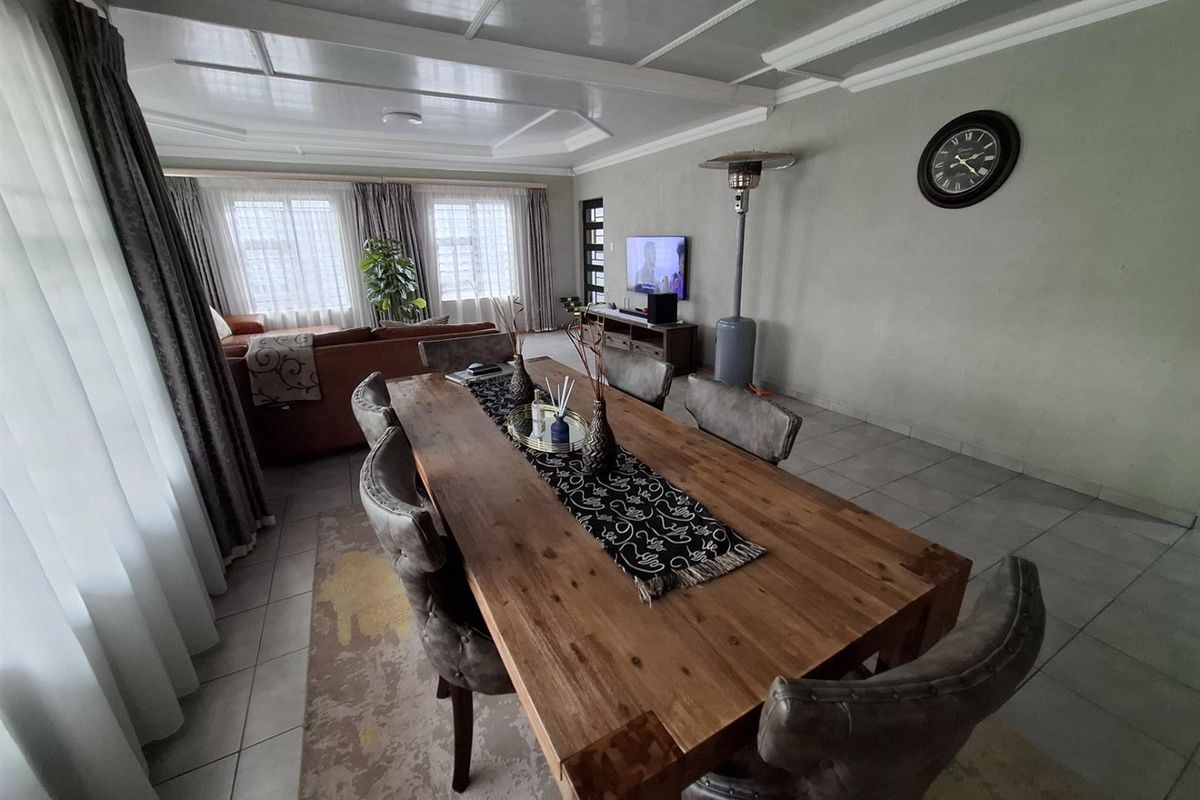 Where Modern Living Meets Family Comfort - A Home to Fall in Love With! - Photo 4