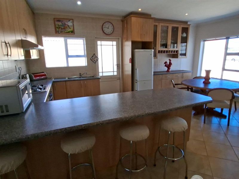 UNDER OFFER - Three Bedroom Townhouse with Solar Power - Parsonsvlei - Photo 9
