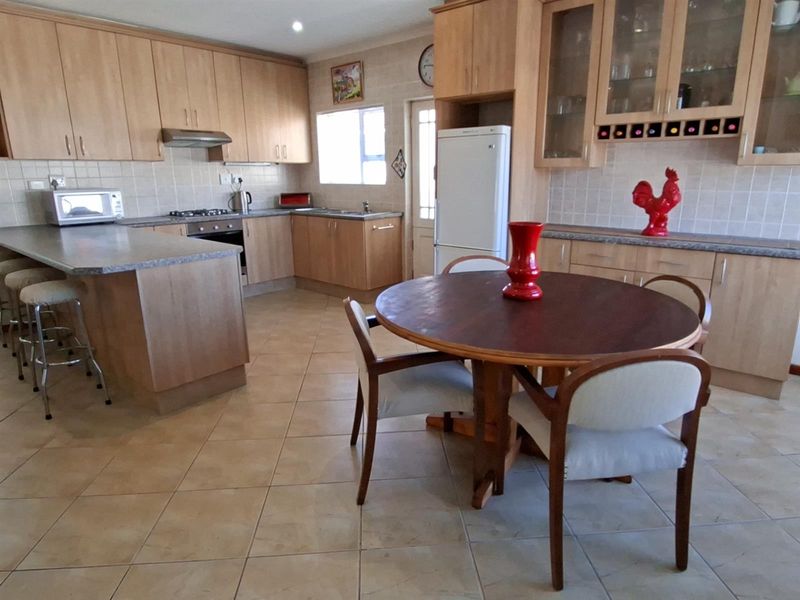 UNDER OFFER - Three Bedroom Townhouse with Solar Power - Parsonsvlei - Photo 7