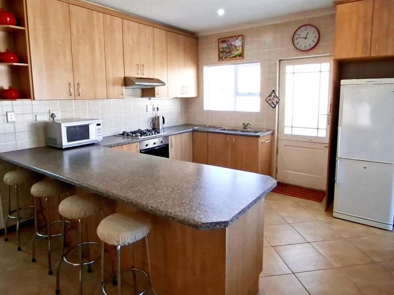 UNDER OFFER - Three Bedroom Townhouse with Solar Power - Parsonsvlei - Photo 6