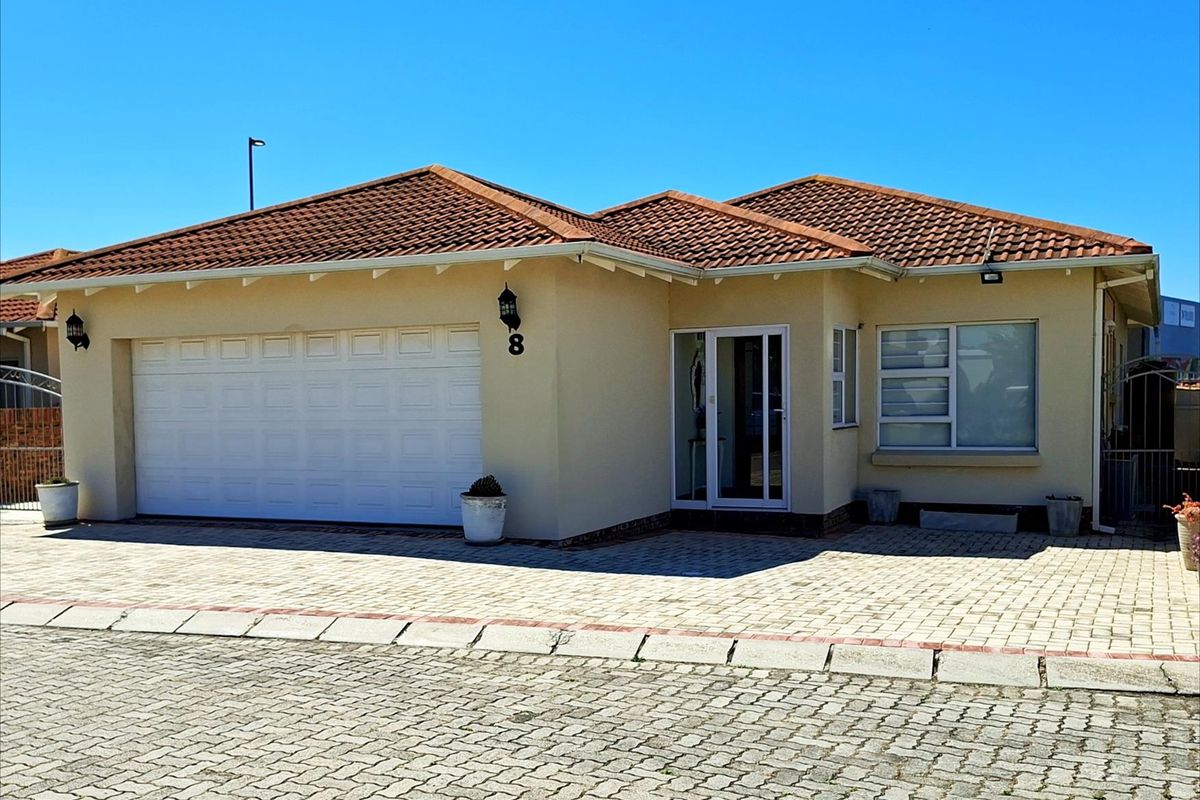 UNDER OFFER - Three Bedroom Townhouse with Solar Power - Parsonsvlei - Photo 2