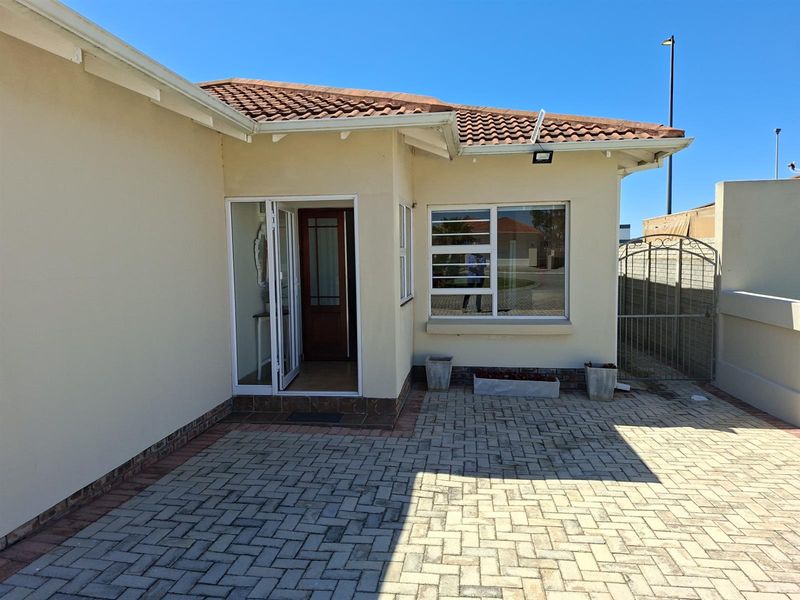 UNDER OFFER - Three Bedroom Townhouse with Solar Power - Parsonsvlei - Photo 4