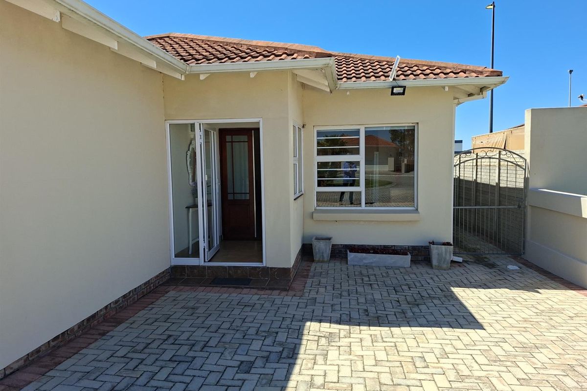 UNDER OFFER - Three Bedroom Townhouse with Solar Power - Parsonsvlei - Photo 4