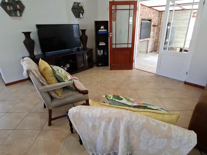 UNDER OFFER - Three Bedroom Townhouse with Solar Power - Parsonsvlei - Photo 3