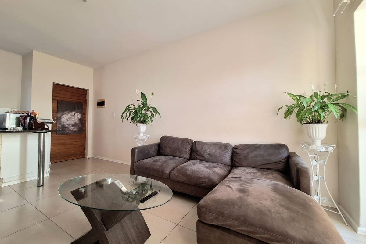 Light-Filled Second-Floor Apartment with Sunset Views - Sheffield Manor Estate - Photo 2