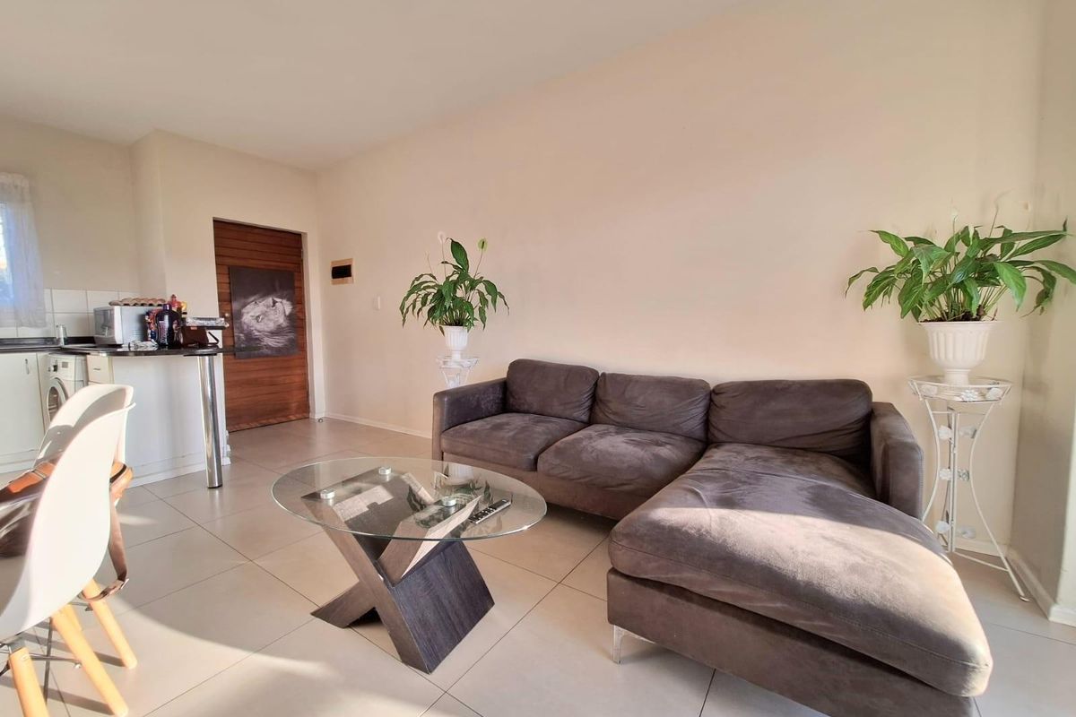 Light-Filled Second-Floor Apartment with Sunset Views - Sheffield Manor Estate - Photo 3