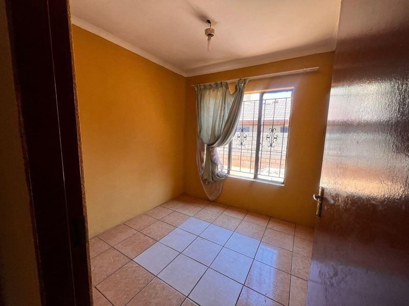 Full Title House For Sale in Protea Glen, Soweto - Photo 2