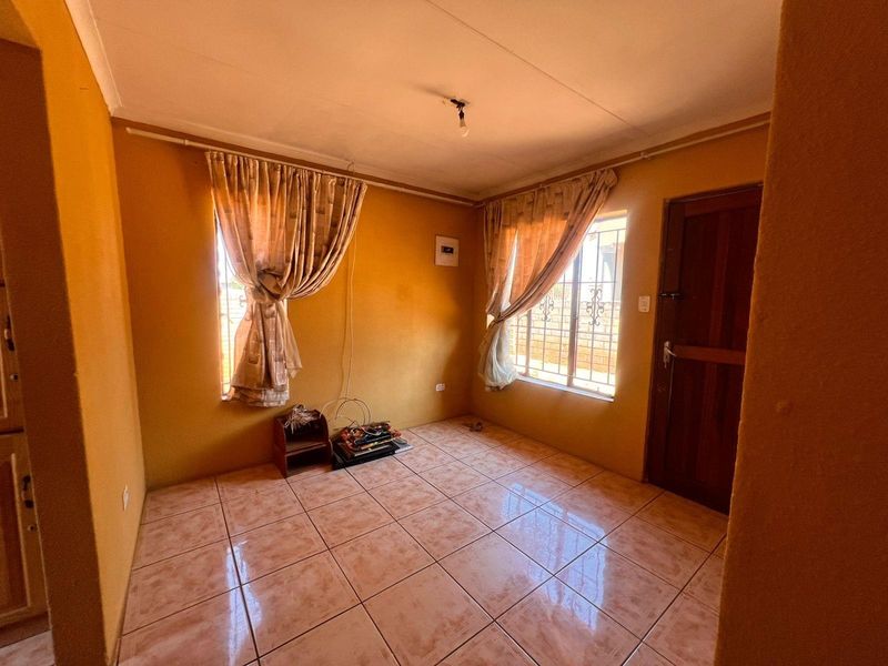 Full Title House For Sale in Protea Glen, Soweto - Photo 5