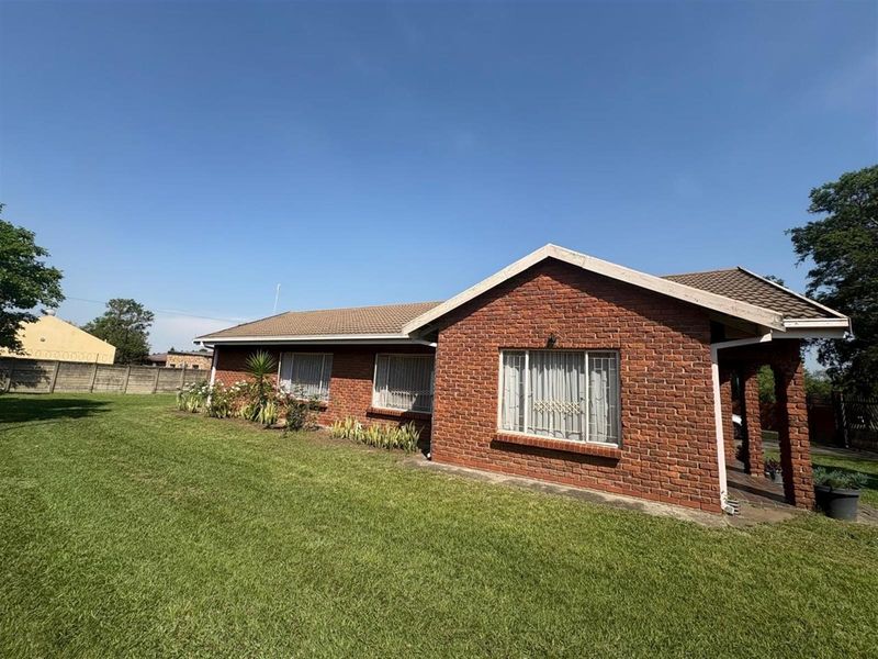 Solid Style Meets Modern Comfort in Pioneer Park! - Photo 2