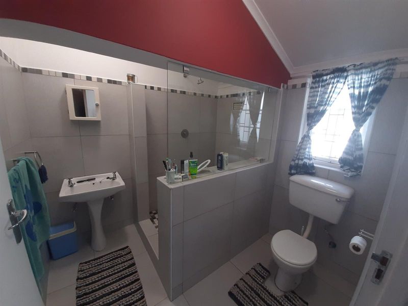 Charming Three-Bedroom Townhouse in a Tranquil, Secure Complex - Photo 10