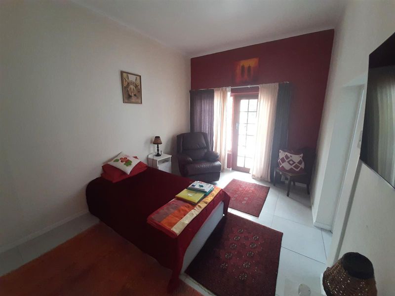 Charming Three-Bedroom Townhouse in a Tranquil, Secure Complex - Photo 8