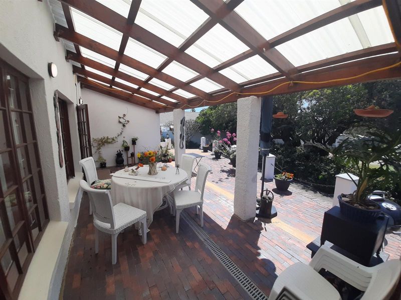 Charming Three-Bedroom Townhouse in a Tranquil, Secure Complex - Photo 3