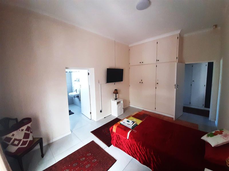 Charming Three-Bedroom Townhouse in a Tranquil, Secure Complex - Photo 6