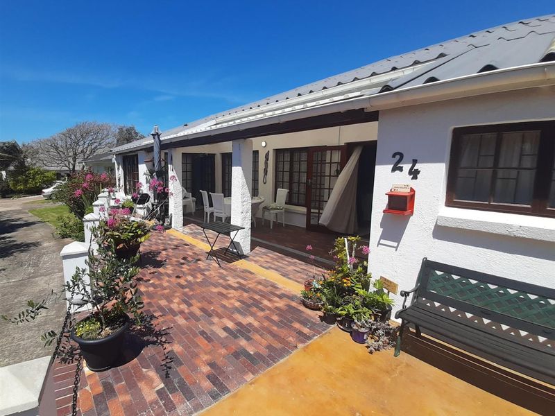 Charming Three-Bedroom Townhouse in a Tranquil, Secure Complex - Photo 2