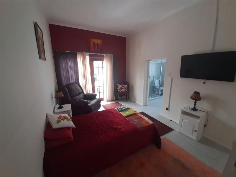 Charming Three-Bedroom Townhouse in a Tranquil, Secure Complex - Photo 5