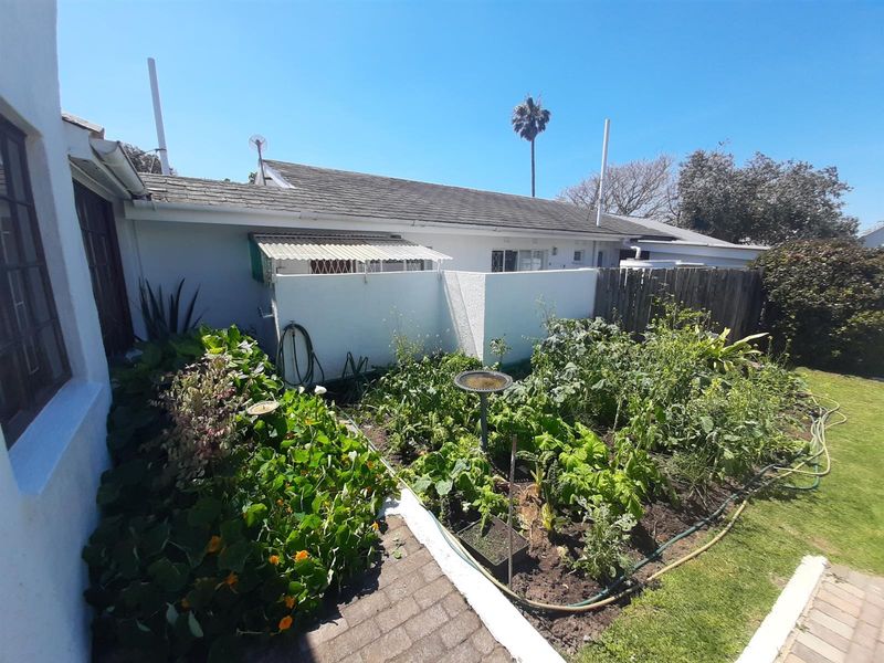 Charming Three-Bedroom Townhouse in a Tranquil, Secure Complex - Photo 4