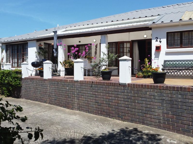 Charming Three-Bedroom Townhouse in a Tranquil, Secure Complex - Photo 1