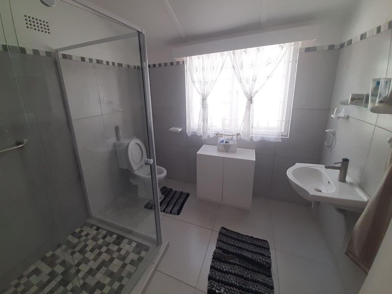 Charming Three-Bedroom Townhouse in a Tranquil, Secure Complex - Photo 7