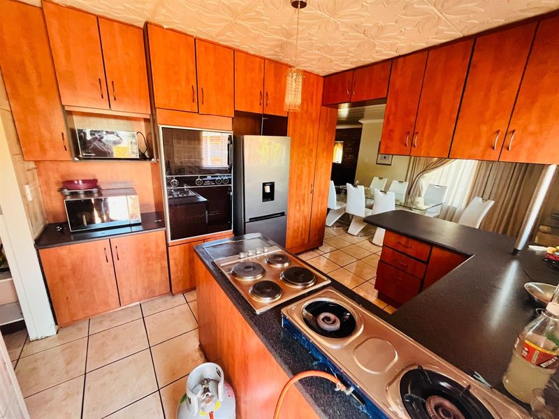 3 Bedroom House For Sale in The Orchards Akasia Gauteng - Photo 8
