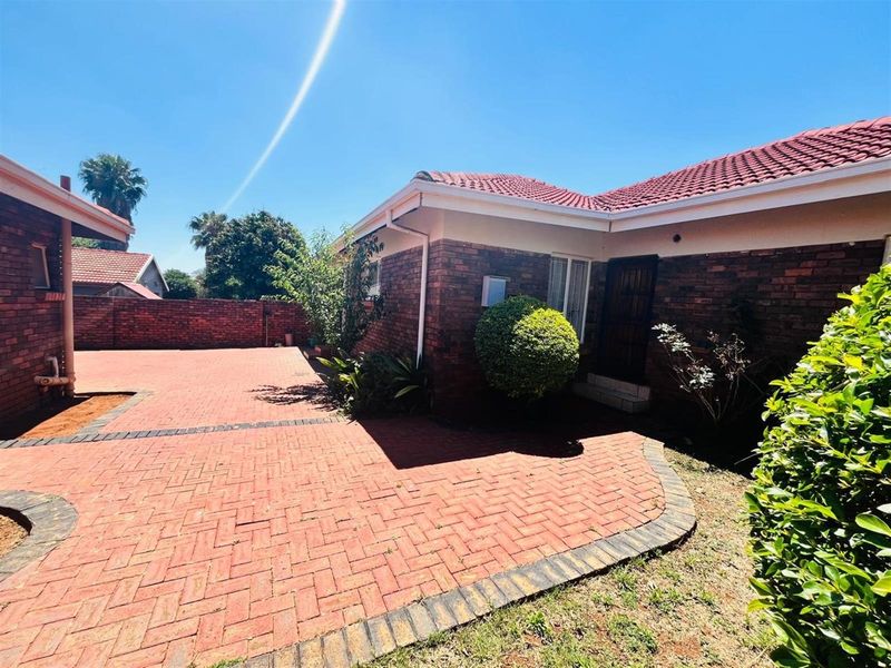 3 Bedroom House For Sale in The Orchards Akasia Gauteng - Photo 2