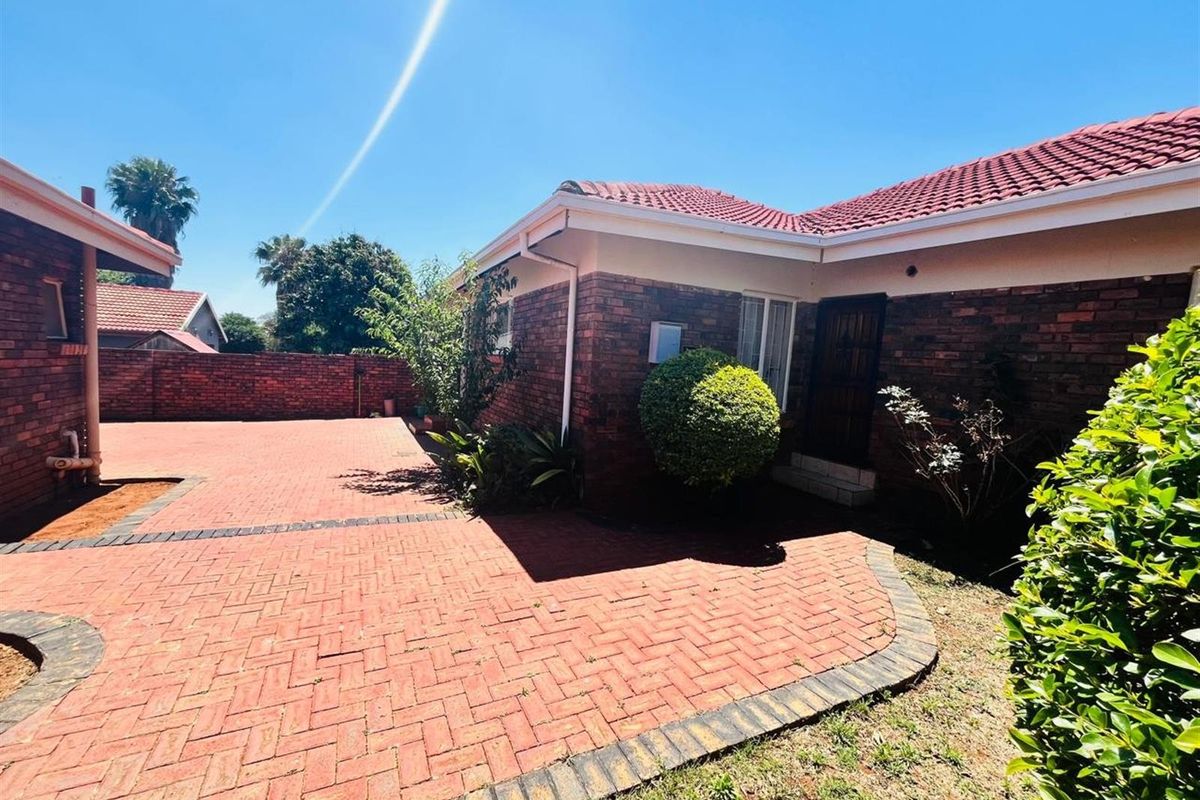3 Bedroom House For Sale in The Orchards Akasia Gauteng - Photo 2