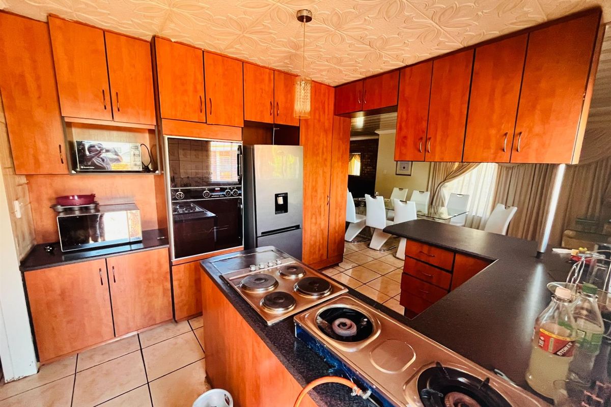 3 Bedroom House For Sale in The Orchards Akasia Gauteng - Photo 5