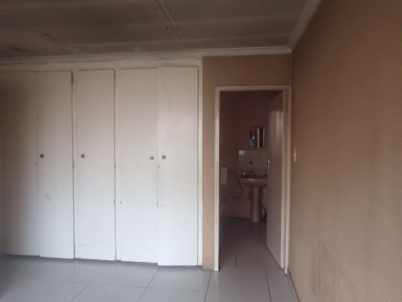 Full Title 3 Bedroom House For Sale in Kagiso, Krugersdorp - Photo 4