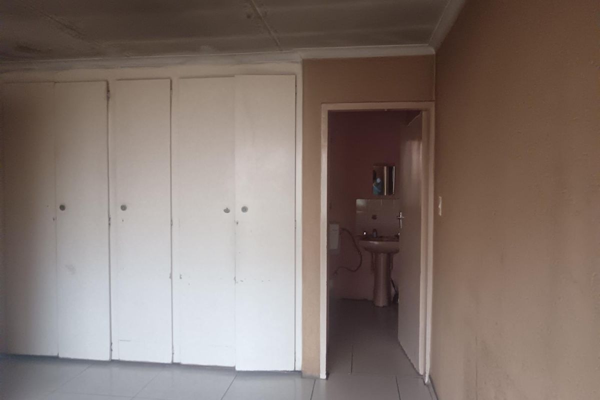 Full Title 3 Bedroom House For Sale in Kagiso, Krugersdorp - Photo 4