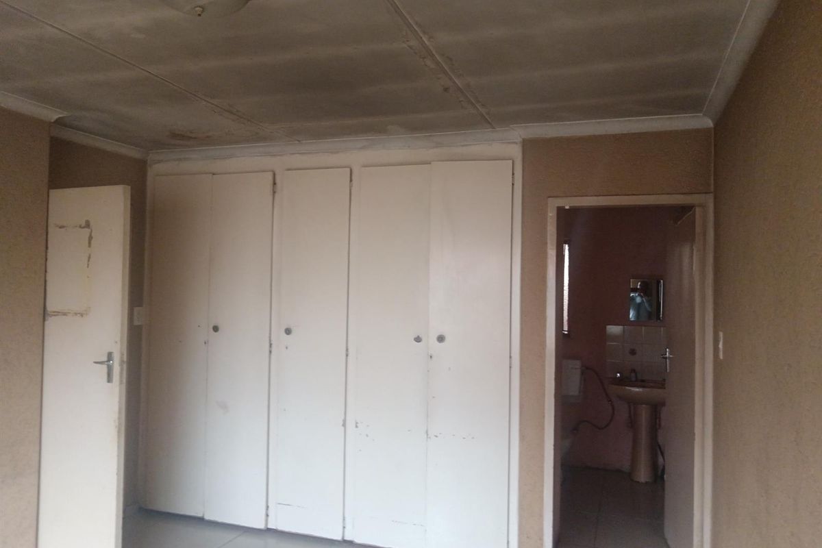 Full Title 3 Bedroom House For Sale in Kagiso, Krugersdorp - Photo 5