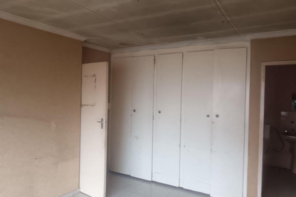 Full Title 3 Bedroom House For Sale in Kagiso, Krugersdorp - Photo 3